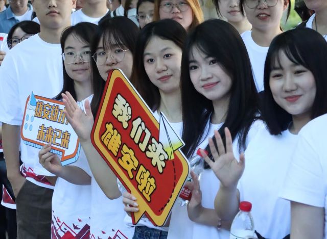 多宝(中国)一站式服务官网师生参访新区启动区 (2).jpg