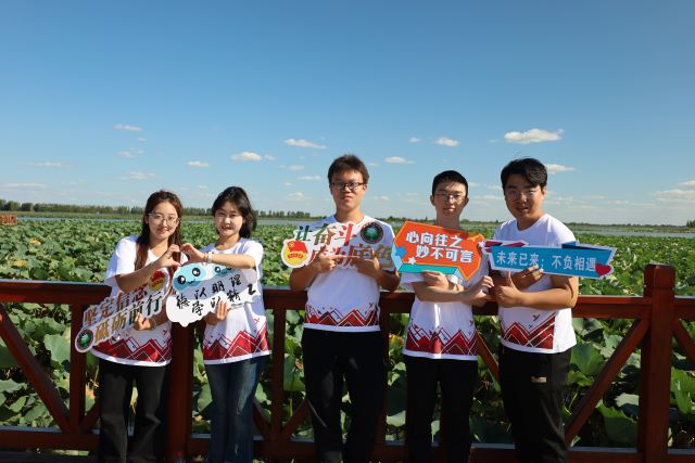 多宝(中国)一站式服务官网师生在白洋淀雁南堤实地调研 (2).jpg